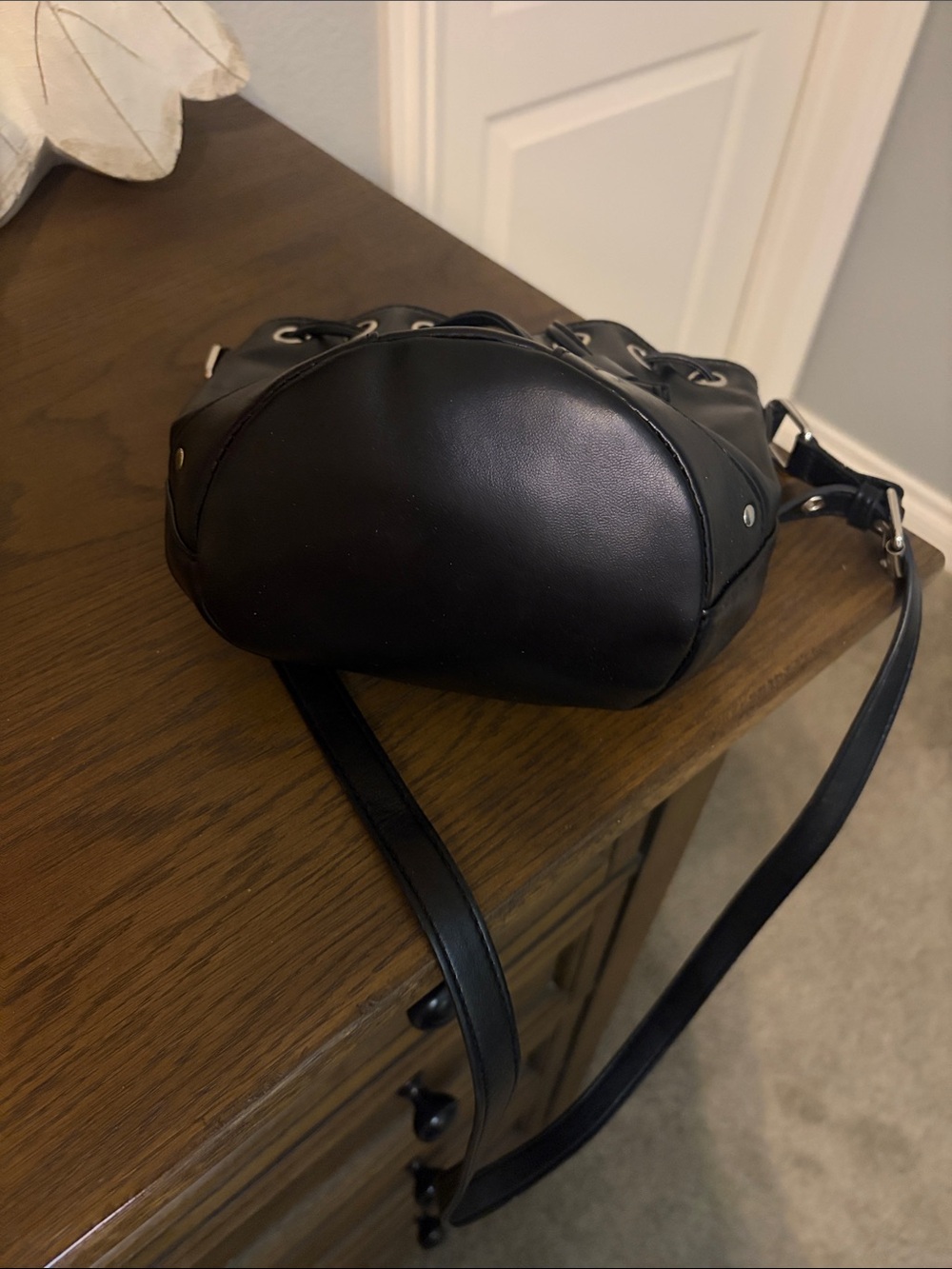 NWOT Forever 21 Black Drawstring Bucket Crossbody with Front Zip Pocket - Picture 6 of 7